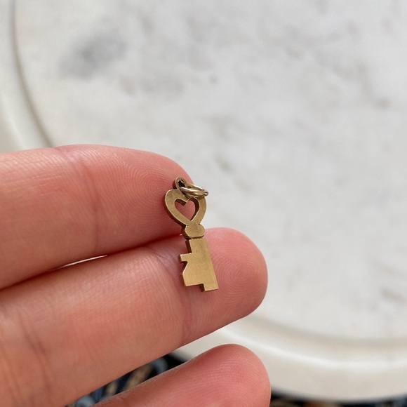 Antique/Vintage Mini Gold Heart Key Charm - Picture 3 of 6